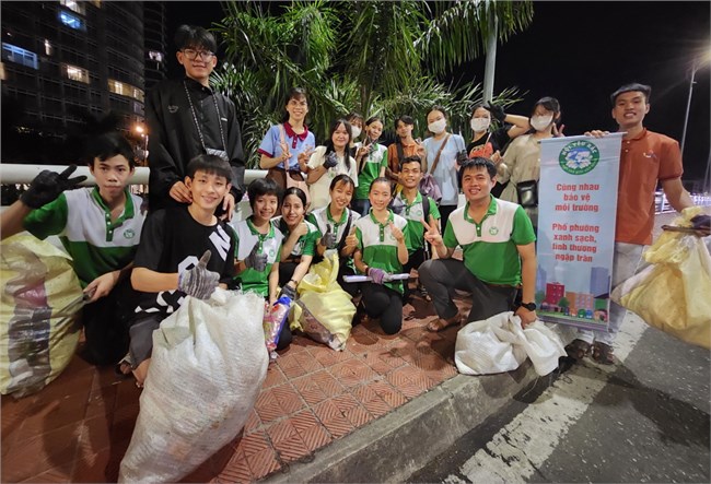 Bạn trẻ chung tay làm sạch thành phố dịp Lễ hội pháo hoa Đà Nẵng (12/6/2023)